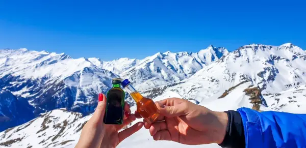 Auch auf der Skih&uuml;tte trinken viele Erwachsene gerne Schnaps: Die Wirkung ist viel st&auml;rker und schneller als bei Bier oder Wein. Aber oft landet man nach so einem Kurzen in der n&auml;chsten Schneewehe. 