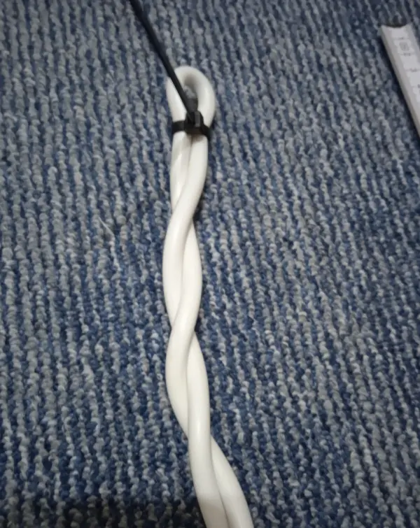 Je enger ihr die Twists hinbekommt, desto steifer wird das Kabel, desto mehr Kraft bekommt ihr auf eure Blockade im Rohr.