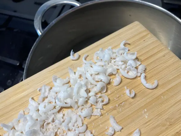 Bringe das Wasser zum Kochen und rühre die Kernseifenhobelspäne ein.