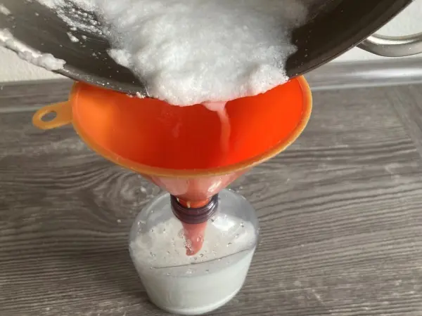 Mit einem Trichter geht das Abfüllen am saubersten und schnellsten.