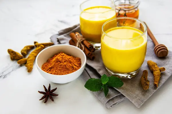 Goldene Milch mit Kurkuma bietet nicht nur Geschmack, sondern auch potenzielle Schlafvorteile für ältere Menschen, die nach einer besseren Nachtruhe suchen.