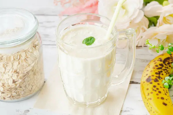 Ein Gute-Nacht-Smoothie ist eine köstliche und gesunde Option für einen leichten Snack vor dem Schlafengehen, um eine bessere Schlafqualität zu fördern.