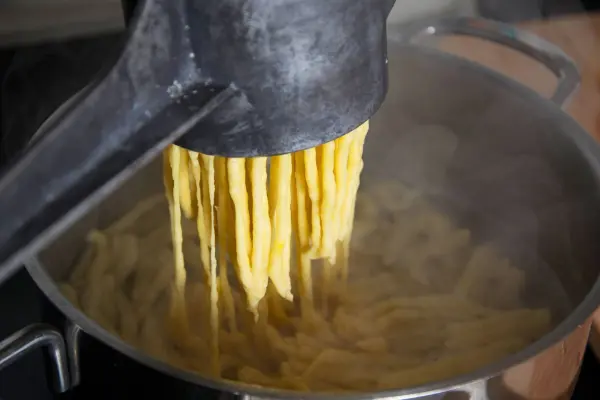 Gute Spätzle sind im Schwabenland Grundnahrungsmittel. Mit der Spätzlepresse gehts ganz einfach.