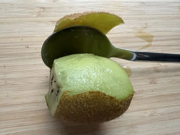 Meine Lieblingsmethode: Schneide die beiden Enden ab und schiebe einen Essl&ouml;ffel zwischen Fruchtfleisch und Schale. Einmal rundherum - und ab ist die Schale!