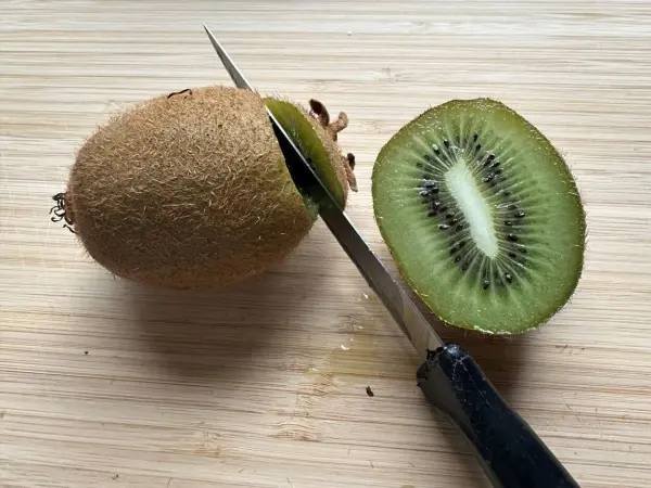 Mit einem scharfen Messer wirst du die Schale nat&uuml;rlich auch los. Aber mir dauert das zu lange. Au&szlig;erdem bleibt viel vom Fruchtfleisch an der Kiwischale h&auml;ngen.