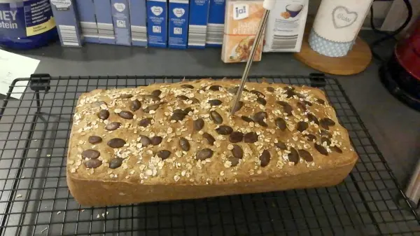 Vollkornbrot mit Dinkel frisch aus dem Ofen – selber backen für einen gesunden Start in den Tag!