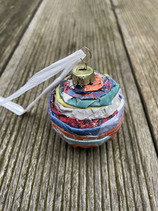 Nachhaltige Weihnachtsfreude: DIY-Weihnachtskugel aus Altpapier f&uuml;r umweltbewusste Festtagsdekoration.