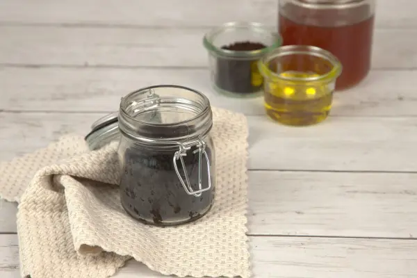Absoluter Frischekick: Mit diesem DIY Kaffeesatz-Peeling f&uuml;r K&ouml;rper und Gesicht verw&ouml;hnst du dich ganz nat&uuml;rlich.