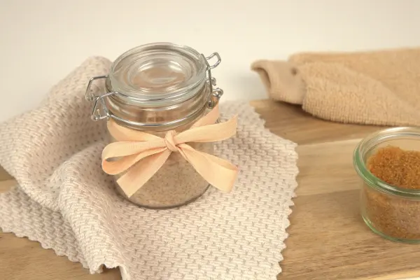 Wohlf&uuml;hlmomente zum Verschenken: Mit diesem cremigen Kokos&ouml;l-Zucker-Peeling machst du garantiert alle gl&uuml;cklich!