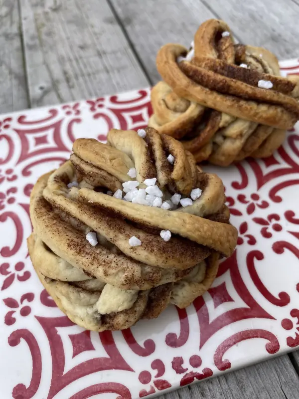 Leckere selbstgemachte Zimtknoten fertig gebacken, mit Hagelzucker bestreut.