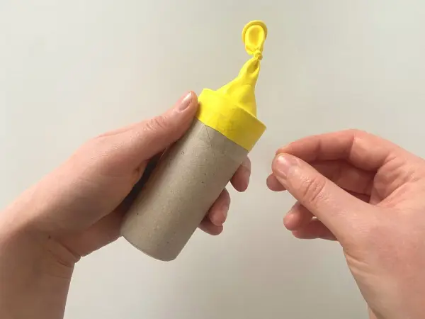Damit deine Faschingskanone auch zusammenh&auml;lt und ordentlich funktioniert, befestigst du den Luftballon mit einem Klebefilm oder Washi Tape an der Klorolle.