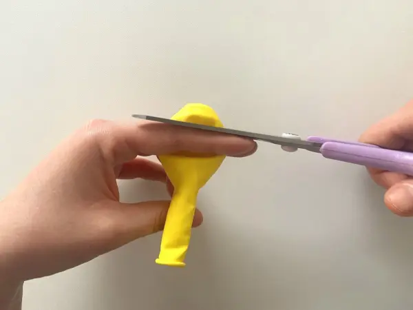Die Spitze des Luftballons schneidest du ab. Er dient sp&auml;ter als Schleuder an deiner DIY-Konfettikanone.