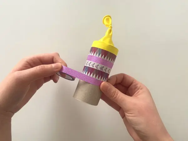 Ob mit Washi Tape, Geschenkpapier oder Stickern &ndash; beim Verzieren hast du die Wahl.