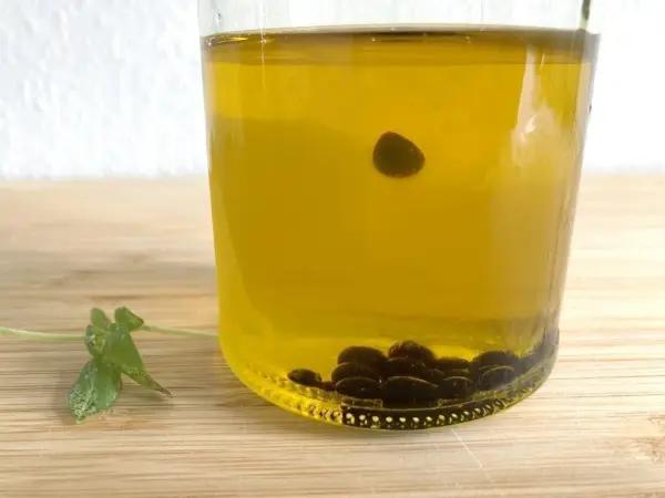 Plopp Wer muss stricken, wenn er auch so etwas Wunderbares wie Balsamico Perlen selber machen kann? Das Einträufeln mit Pipette oder Spritze erinnert mich immer an die Lavalampen, die wir früher alle haben wollten.