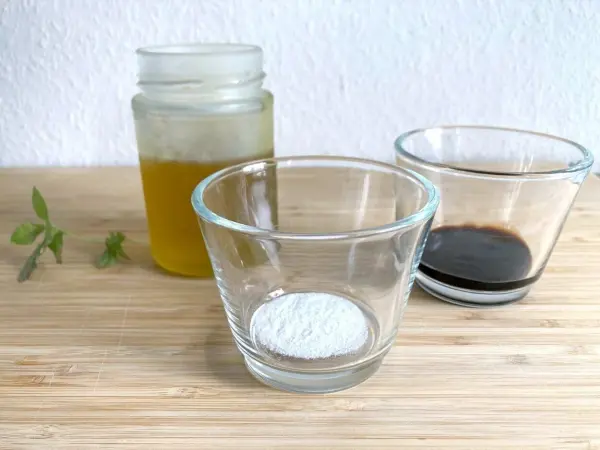 Agar-Agar, Aceto Balsamico und Olivenöl - mehr brauchst du nicht für Balsamico Kaviar.