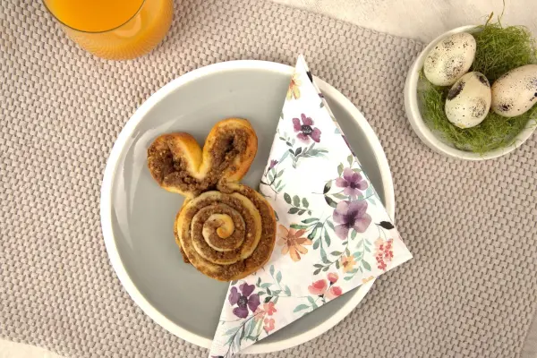 Die Hefeschnecken mit Nussf&uuml;llung sind eine super s&uuml;&szlig;e Erg&auml;nzung auf deinem Osterbuffet.
