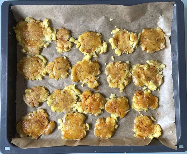 Die Drillinge legst du auf ein Blech, zerdr&uuml;ckst sie mit einem Glas oder einer Sch&uuml;ssel und bepinselst sie anschlie&szlig;end mit Oliven&ouml;l und Gew&uuml;rzen.