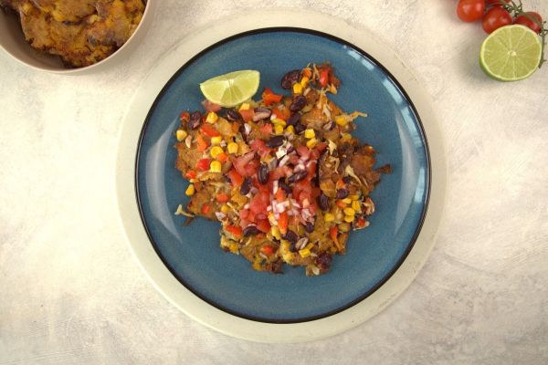 Getoppt mit Bohnen, Mais und Paprika machen die mit K&auml;se &uuml;berbackenen Quetschkartoffeln auch optisch was her.