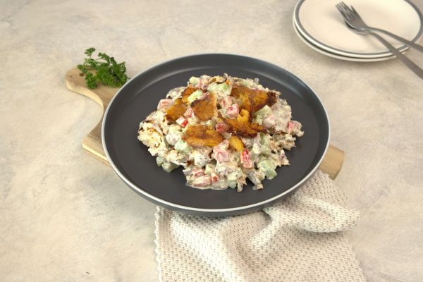 Noch eine Grillbeilage gesucht? Dieser Smashed Potato Salat ist einfach zuzubereiten und schmeckt super frisch.