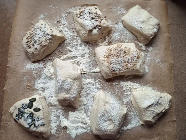 Viel Zeit, aber wenig Arbeit stecken in diesen fluffigen Teigstückchen, die 20 Minuten später auf dem Frühstückstisch duften.