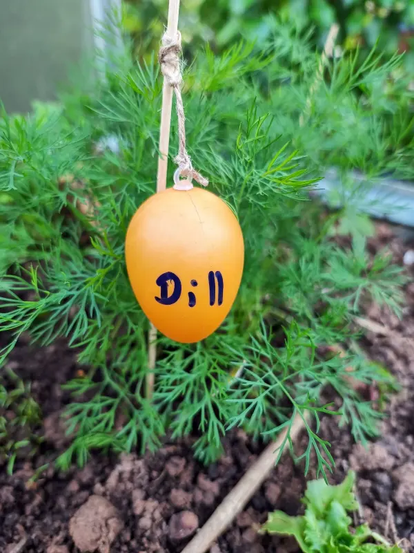 Sieht einfach lustig aus: Das Plastik-Osterei bringt jeden zum schmunzeln. Diese Lösung aber ist wetterfest und kostengünstig.