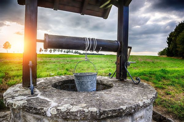 Fr&uuml;her gab es keine Wasserkisten, da kam das Wasser aus dem Brunnen. 