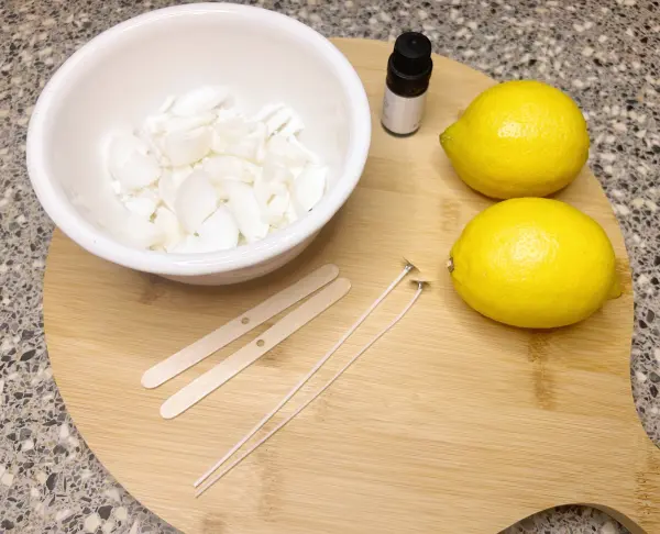 F&uuml;r die Citronella Kerzen brauchst du Wachsreste oder Teelichter, zwei Zitronen, eine Flasche Citronella-&Ouml;l, Dochthalter und Kerzendochte.