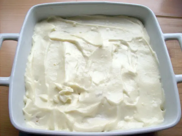 Die H&auml;lfte der Mascarpone-Creme wird nun auf die L&ouml;ffelbiskuits verteilt und glattgestrichen. 