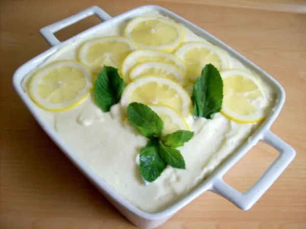 Auf einer weiteren Lage L&ouml;ffelbiskuits verteilt man den Rest der Mascarpone-Creme und dekoriert sie sodann.
