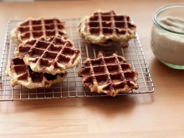 Durch den Hagelzucker bekommen die L&uuml;tticher Waffeln eine unwiderstehliche Karamellkruste.
