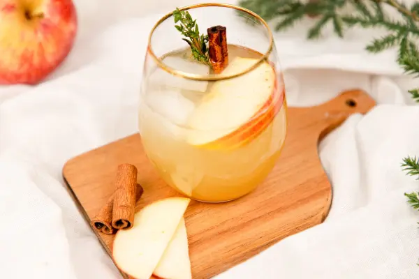 Apfel und Zimt vereint in einem spritzigen Winterdrink: Der Apfel-Zimt-Spritz sorgt f&uuml;r Frische an Weihnachten und ist auch alkoholfrei ein Genuss.