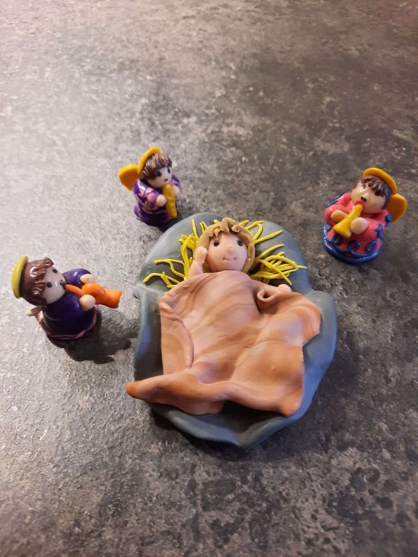 Kreiere ein liebevolles Jesuskind aus Fimo-Knetmasse, umringt von h&uuml;bschen Engeln. Der Artikel zeigt Dir Schritt f&uuml;r Schritt, wie Du diese besondere Weihnachtsdekoration selbst modellieren kannst. Perfekt f&uuml;r die festliche Zeit!