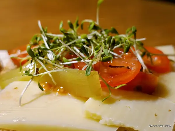Gartenkresse bringt Frische auf den Tisch, auch im Winter. In Kombination mit Tomaten und K&auml;se wird dieses Superfood zu einem leckeren Boost f&uuml;r deine Gesundheit. Einfach und nahrhaft f&uuml;r die kalte Jahreszeit.