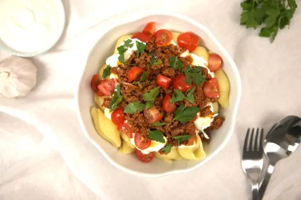 Die türkischen Nudeln gehen sogar vegan. Ersetze das Hackfleisch einfach durch veganes Hack, Linsen oder Tofu. Die türkischen Nudeln gehen sogar vegan. Ersetze das Hackfleisch einfach durch veganes Hack, Linsen oder Tofu.