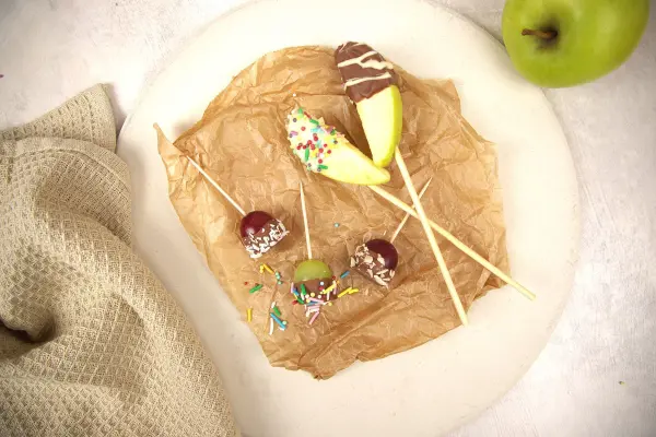Egal, ob Äpfel, Bananen oder Trauben – für deine Obst-Lollis kannst du die verschiedensten Früchtchen verwenden. Egal, ob Äpfel, Bananen oder Trauben – für deine Obst-Lollis kannst du die verschiedensten Früchtchen verwenden.