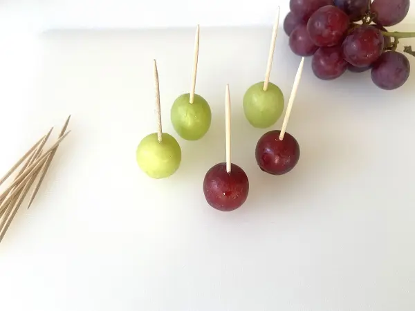 Die Trauben-Lollis sind blitzschnell gemacht: Trauben waschen und Zahnstocher reinpiksen – fertig! Die Trauben-Lollis sind blitzschnell gemacht: Trauben waschen und Zahnstocher reinpiksen – fertig!