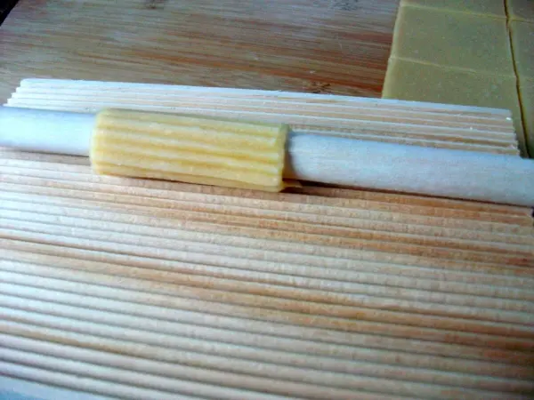 Wenn ihr nun das Teigquadrat gerade (nicht schr&auml;g) und parallel zu den Brettrillen anlegt, so entstehen selstgemachte Rigatoni.