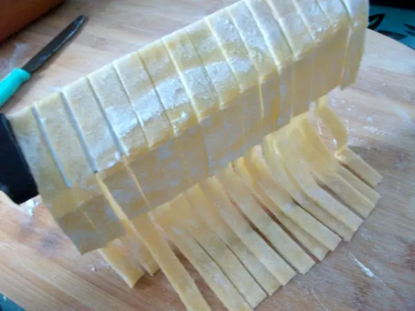 So habt ihr dann alle selbstgemachten Tagliatelle-Nudeln auf einmal auf dem Messer h&auml;ngen.