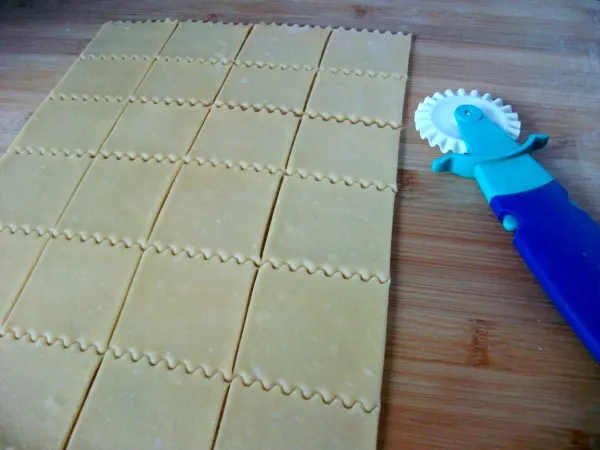 Mit einem Teigrad mit Wellen lassen sich die charakteristischen Kanten f&uuml;r die Farfalle schneiden.