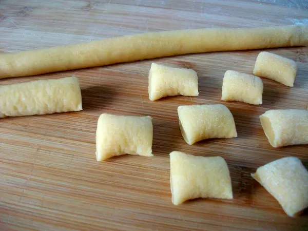 F&uuml;r Orecchiette rollt man den Teig zun&auml;chst in lange, d&uuml;nne Rollen und schneiden dann kleine St&uuml;cke ab.