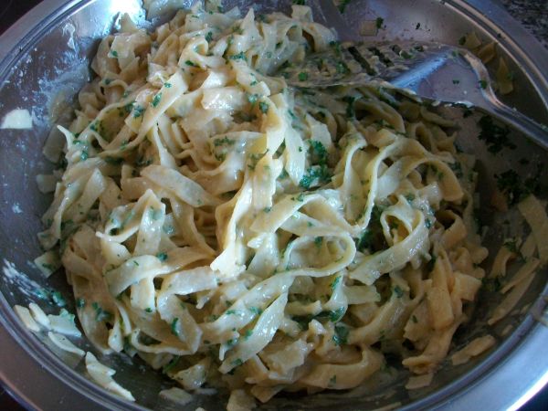 Fett wieder in die Pfanne geben und Nudeln sowie etwas Nudelwasser dazu geben, erhitzen. Dann ohne Hitze die Crema Carbonara dazu geben.