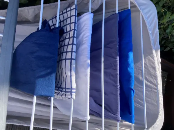 Optimiere das Trocknen von Spannbettlaken mit dieser cleveren Technik. So sparst du Zeit und Energie. So nutzt du den Platz optimal aus: Gleichmäßig verteilt auf den Wäschetrockner für schnelleres Trocknen.