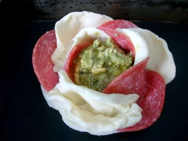 In die Rosenmitte gebt ihr nun eine Soße nach eigener Wahl, ich hatte mich für mein Walnuss-Staudensellerie Pesto entschieden. In die Rosenmitte gebt ihr nun eine Soße nach eigener Wahl, ich hatte mich für mein Walnuss-Staudensellerie Pesto entschieden.
