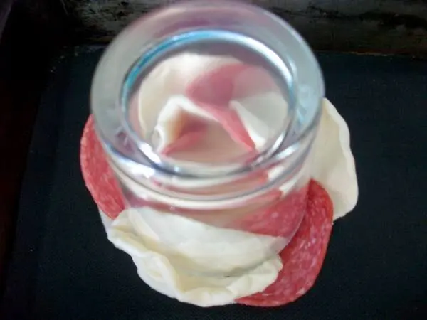 Jetzt wird das Ganze gestützt und das Glas vorsichtig entnommen. Ich hatte mir meine Rosenblätter noch etwas schön gebogen. Jetzt wird das Ganze gestützt und das Glas vorsichtig entnommen. Ich hatte mir meine Rosenblätter noch etwas schön gebogen.