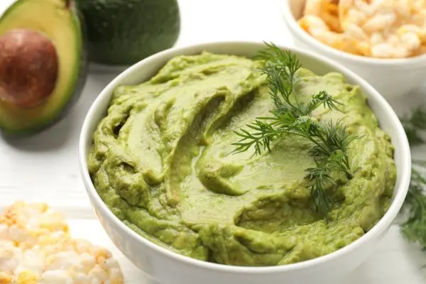 &Uuml;brig gebliebene Guacamole bewahrst du am besten gemeinsam mit einem Avocadokern auf. 