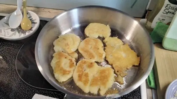 In einer Pfanne mit hei&szlig;em &Ouml;l werden die Kartoffelpuffer etwas platt gedr&uuml;ckt und von beiden Seiten knusprig angebraten.