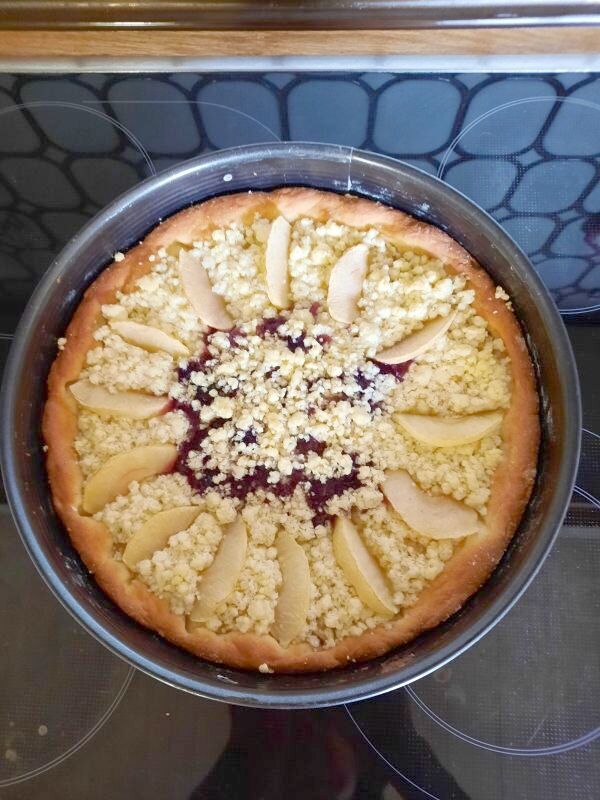 Der Apfelkuchen mit Heidelbeeren und Streuseln kommt fertig gebacken aus dem Ofen. Ein herrlicher Duft schwebt in der K&uuml;che.
