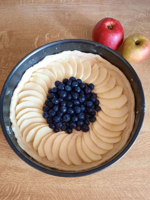 Die erste Schicht auf dem M&uuml;rbeteigboden ist gut zu erkennen, n&auml;mlich die in Spalten geschnittenen &Auml;pfel und die Heidelbeeren.