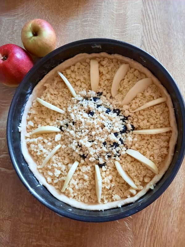 In dieser Ansicht - kurz vor dem Backen - sieht man sehr sch&ouml;n die F&auml;cheroptik meines Apfelkuchens.