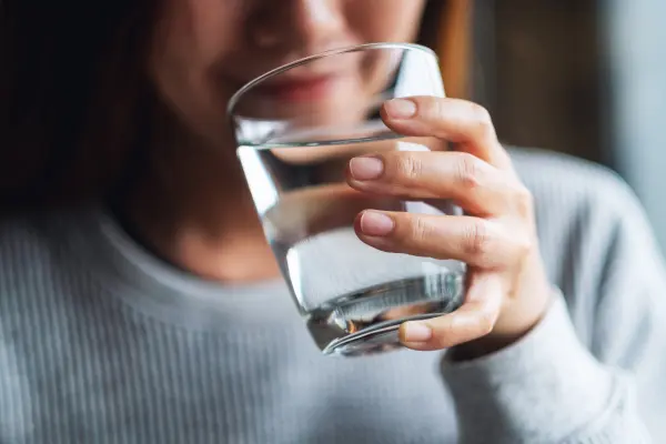 Trinke ausreichend Wasser, um Kopfschmerzen vorzubeugen und deinen Kreislauf zu unterst&uuml;tzen.